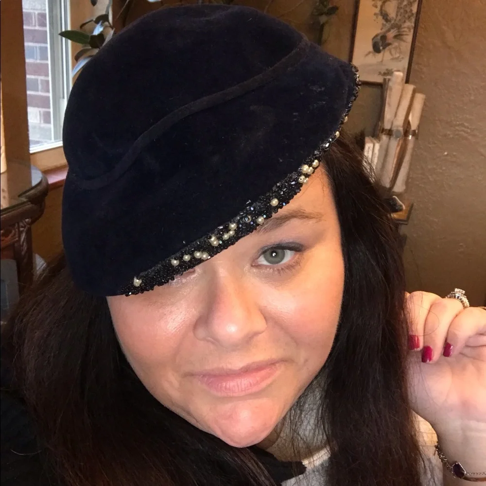 VINTAGE 1960'S BLUE VELOUR BERET STYLE HAT WITH RHINESTONE EMBELLISHMENT - Picture 2 of 13
